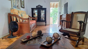 Casa vintage ampla com varanda em Santa Teresa
